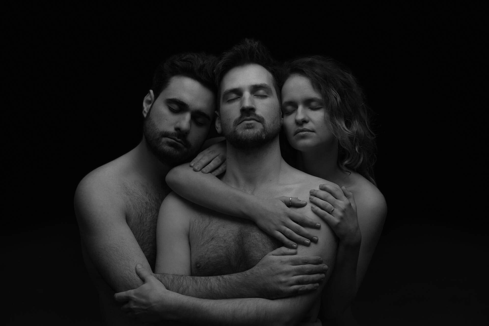 Bandfoto Pressebild der Elektropop Band GETIER, drei nackte Menschen eng umschlungen in schwarzweiß (c) Rebecca ter Braak
